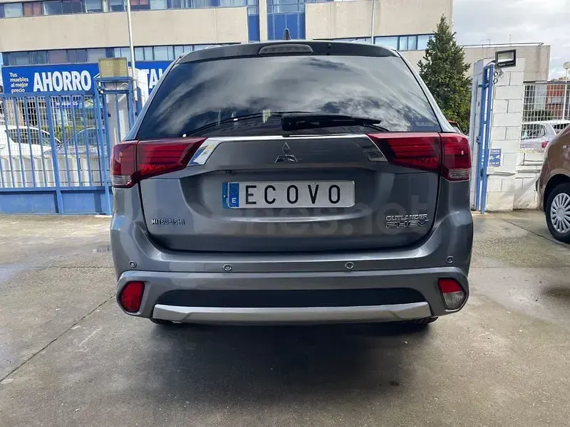 Usado Mitsubishi Outlander P-HEV 203 CV (149 kW) 2017 Gris / plata SUV