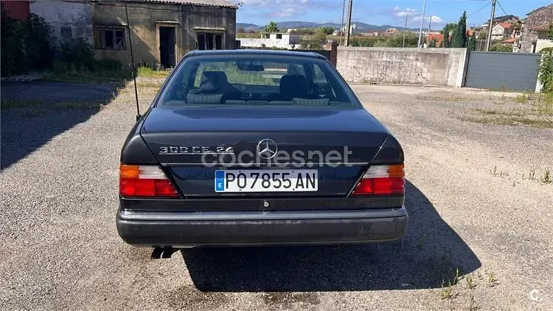 Usado Mercedes E300 231 CV (169 kW) 1992 Negro Berlina