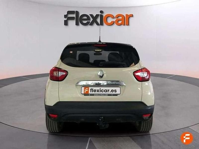 Usado Renault Captur Intens 120 HP (88 kW) 2016 Bege SUV