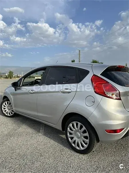 Usado Ford Fiesta Trend 75 CV (55 kW) 2015 Gris / plata Utilitario