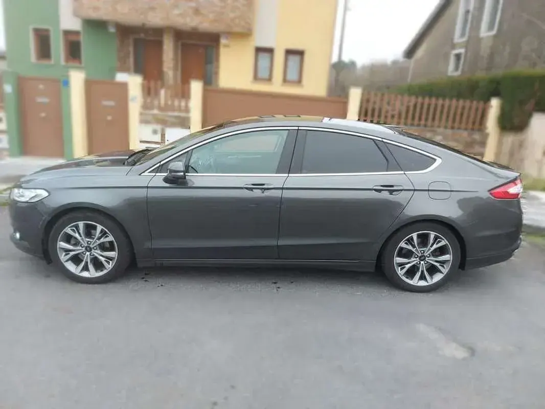 Usado Ford Mondeo 150 CV (110 kW) 2015 Gris Berlina