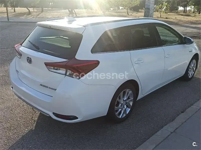 Usado Toyota Auris Hybrid Active 136 CV (100 kW) 2016 Blanco Familiar