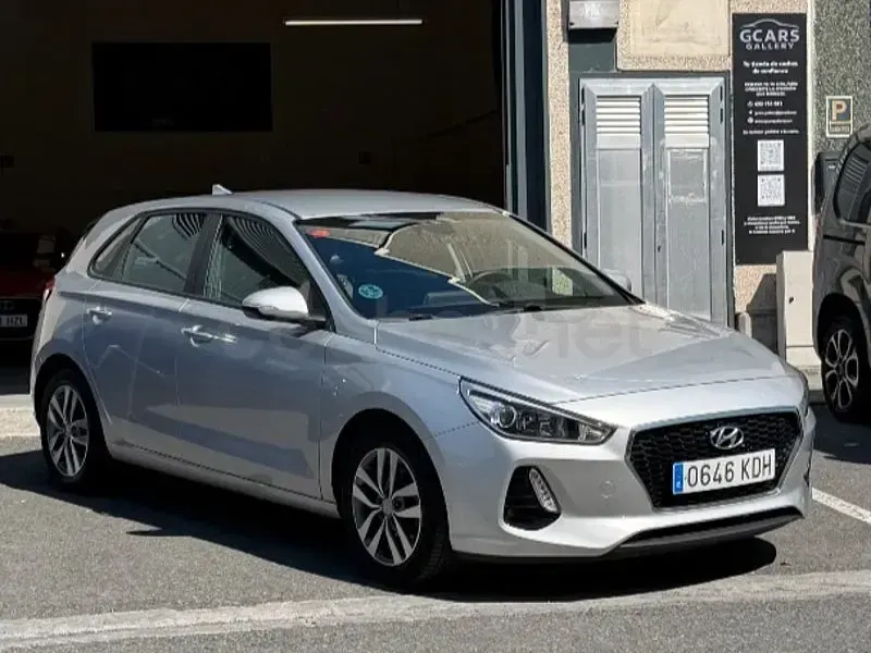 Usado Hyundai i30 120 CV (88 kW) 2017 Gris / plata Berlina