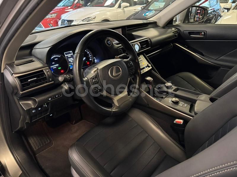 Usado Lexus IS300h Executive Line 223 CV (164 kW) 2017 Gris / plata Berlina