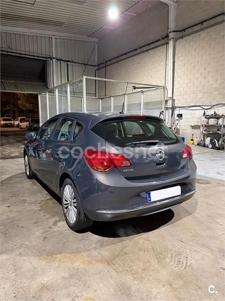 Usado Opel Astra Selective 115 CV (84 kW) 2013 Gris / plata Familiar