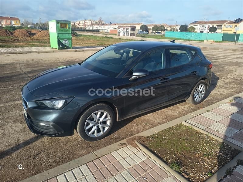 Gris / plata Usado 2022 Seat Leon Reference Berlina | 15.900 € (Buen precio) - Imagen 1/4