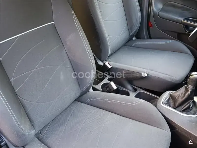 Usado Ford Fiesta Trend 75 CV (55 kW) 2014 Gris / plata Utilitario
