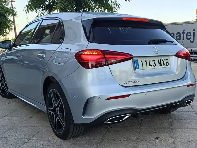 Usado Mercedes A250 218 CV (160 kW) 2025 Gris / plata Berlina