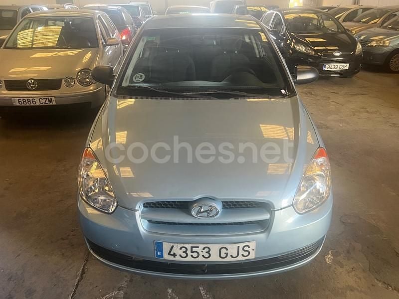 Azul Usado 2009 Hyundai Accent Berlina | 3250 € - Imagen 1/4