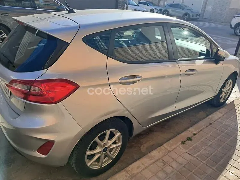 Usado Ford Fiesta Trend 85 CV (62 kW) 2018 Gris / plata Utilitario