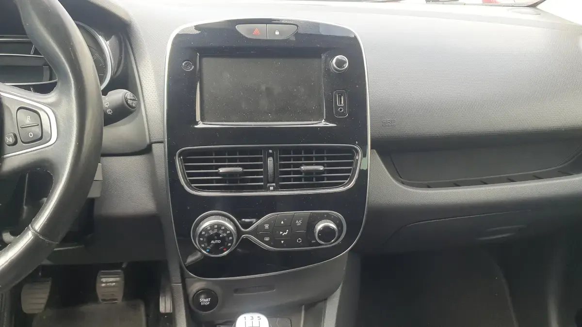 Usado Renault Clio IV Zen 91 CV (66 kW) 2019 Rojo Berlina