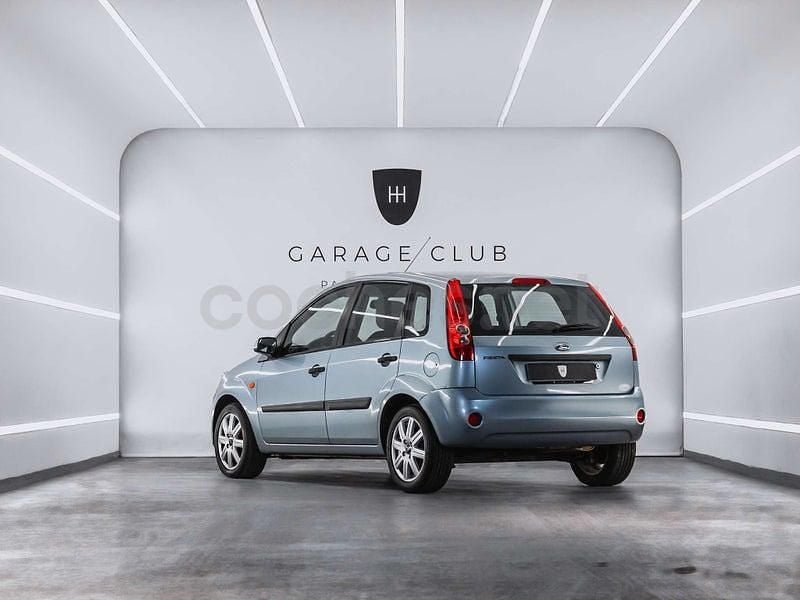 Usado Ford Fiesta 100 CV (73 kW) 2007 Azul Utilitario