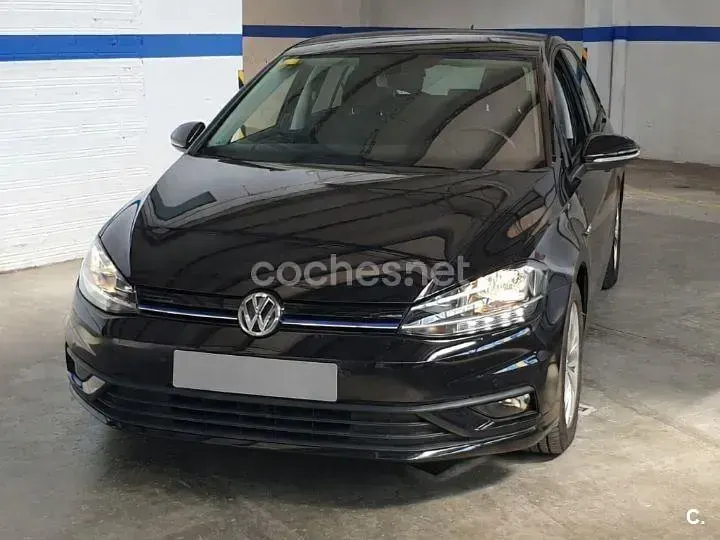 Usado VW Golf VIII Edition 130 HP (95 kW) 2020 Preto Sedan