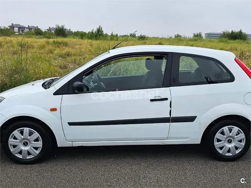 Usado Ford Fiesta Ambiente 68 CV (50 kW) 2007 Blanco Utilitario