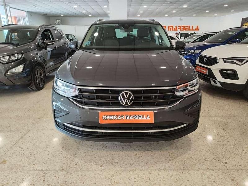 Usado VW Tiguan Life 150 CV (110 kW) 2023 Gris SUV