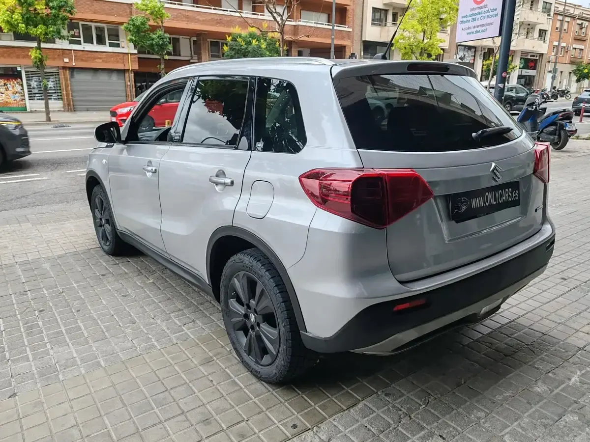 Usado Suzuki Vitara 129 CV (94 kW) 2023 Plateado SUV