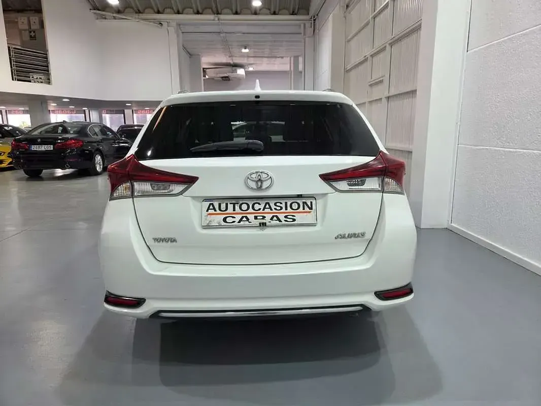 Usado Toyota Auris Touring Sports Business Edition 90 CV (66 kW) 2016 Blanco Familiar