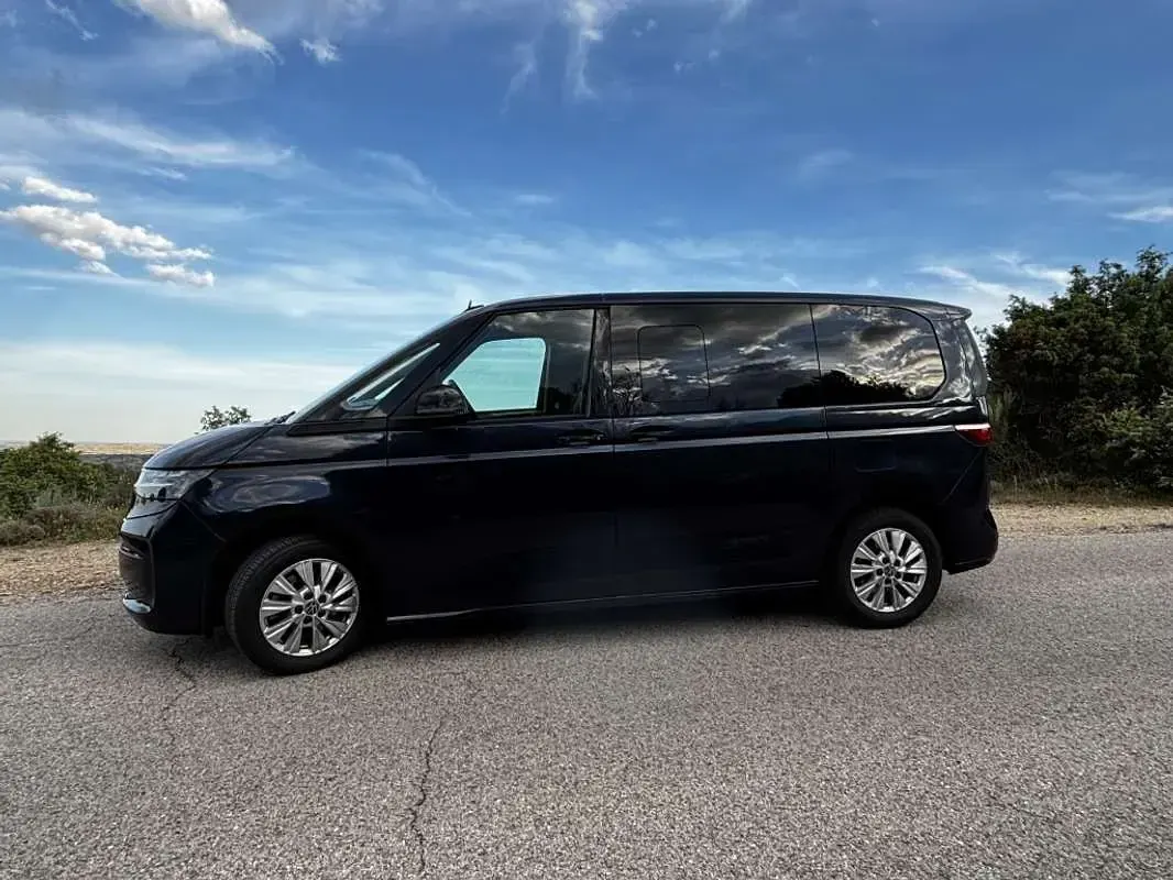 Usado VW Multivan Life 218 CV (160 kW) 2022 Azul Monovolumen