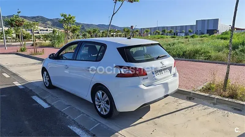 Usado Peugeot 308 Allure 125 CV (91 kW) 2014 Blanco Berlina