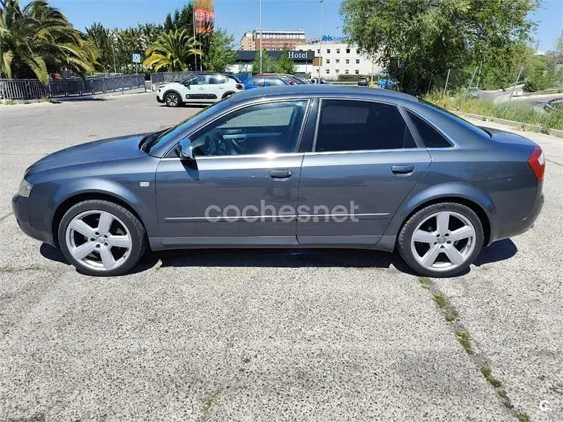 Usado Audi A4 163 CV (119 kW) 2003 Gris / plata Berlina