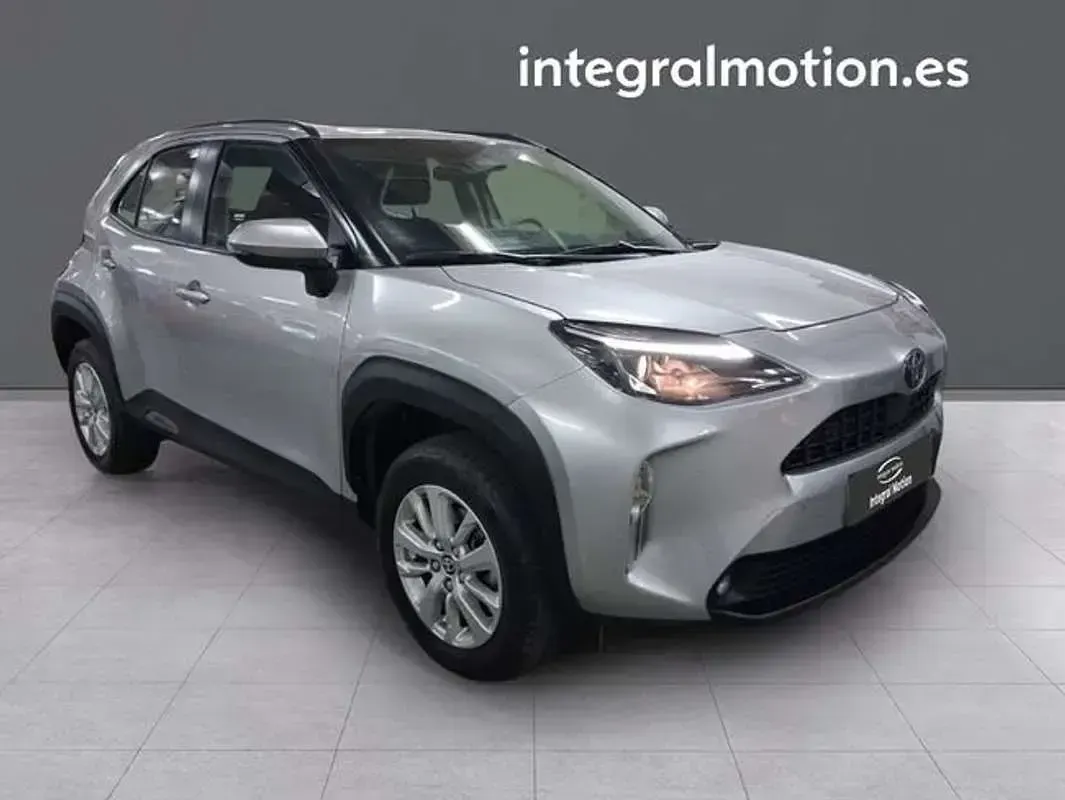 Usado Toyota Yaris Cross Business Edition 116 CV (85 kW) 2025 Plateado SUV