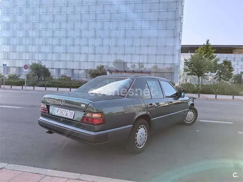 Usado Mercedes E320 220 CV (161 kW) 1993 Verde Berlina