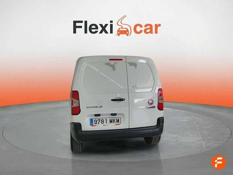 Usado Fiat Doblò 102 CV (75 kW) 2023 Blanco Monovolumen