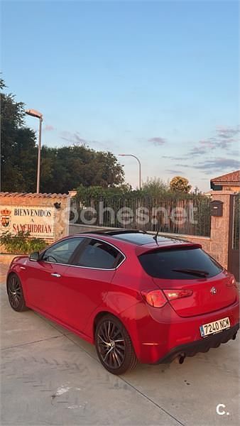 Rojo Usado 2013 Alfa Romeo Giulietta Quadrifoglio Verde Utilitario | 11.990 € - Imagen 1/1