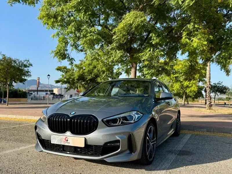 Usado BMW 118 150 CV (110 kW) 2024 Gris / plata Utilitario