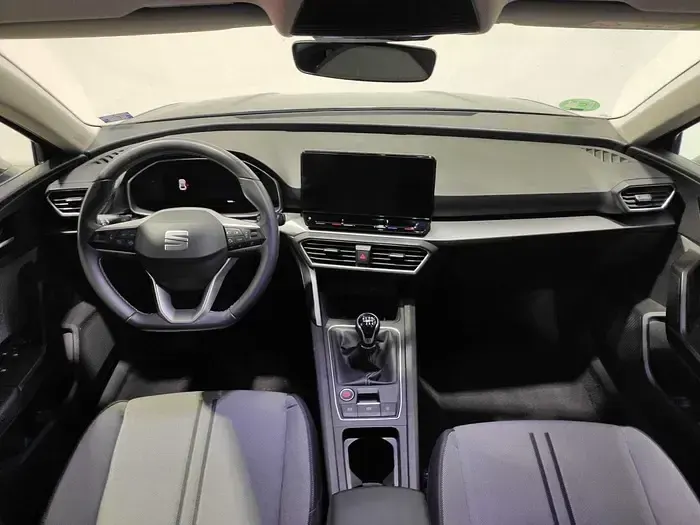 Usado Seat Leon Style 150 CV (110 kW) 2024 Gris / plata Berlina