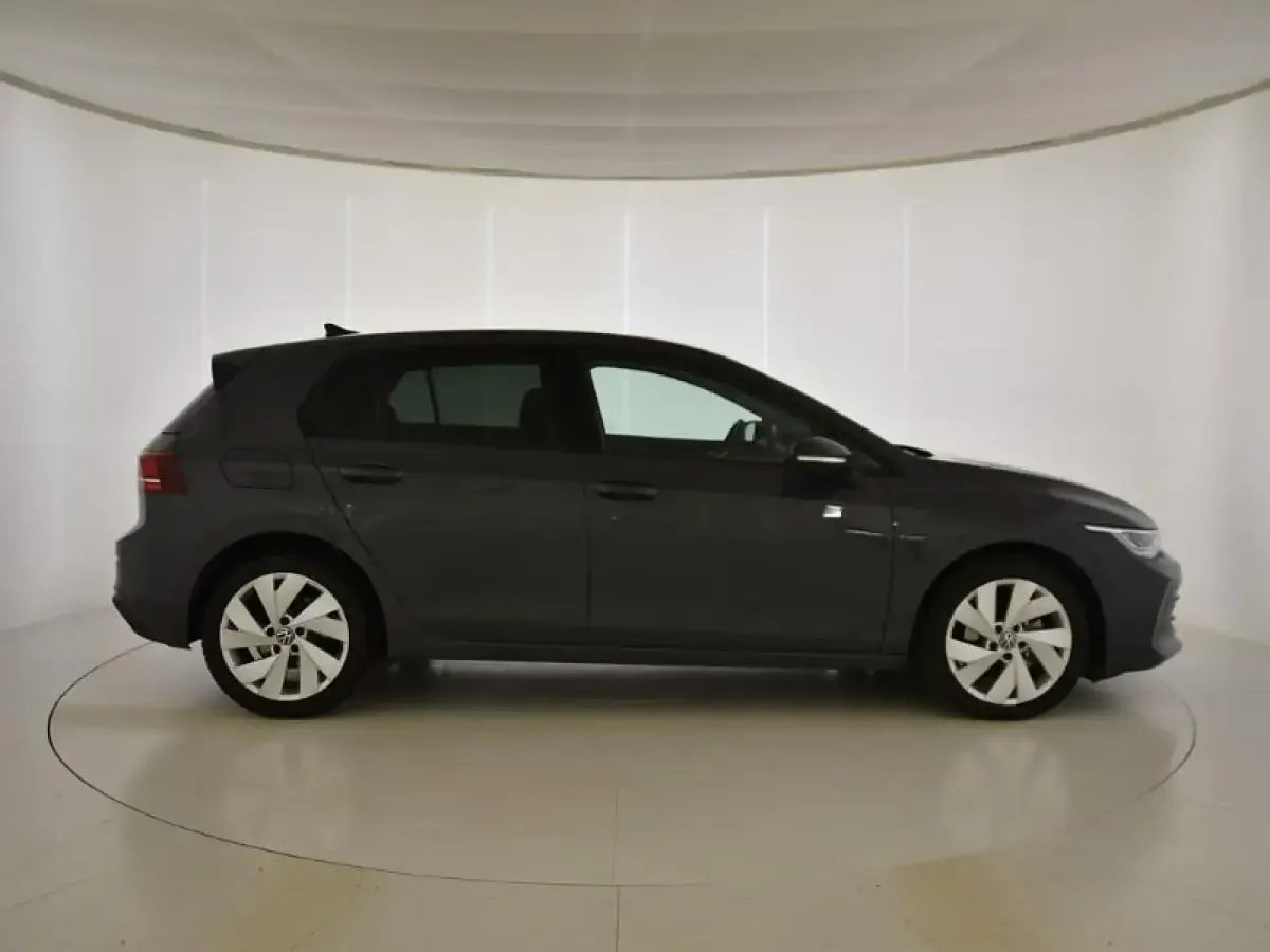 Usado VW Golf VIII 115 CV (84 kW) 2025 Gris/plata