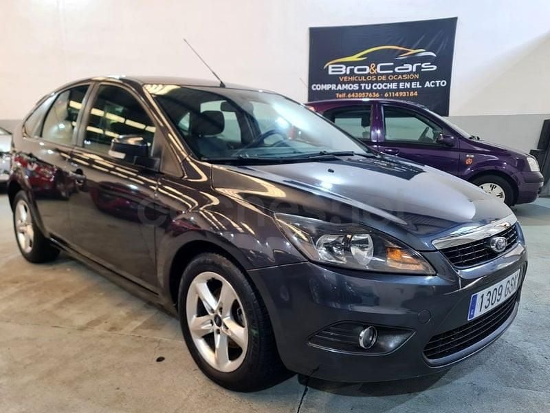 Usado Ford Focus Trend 109 CV (80 kW) 2010 Gris / plata Berlina