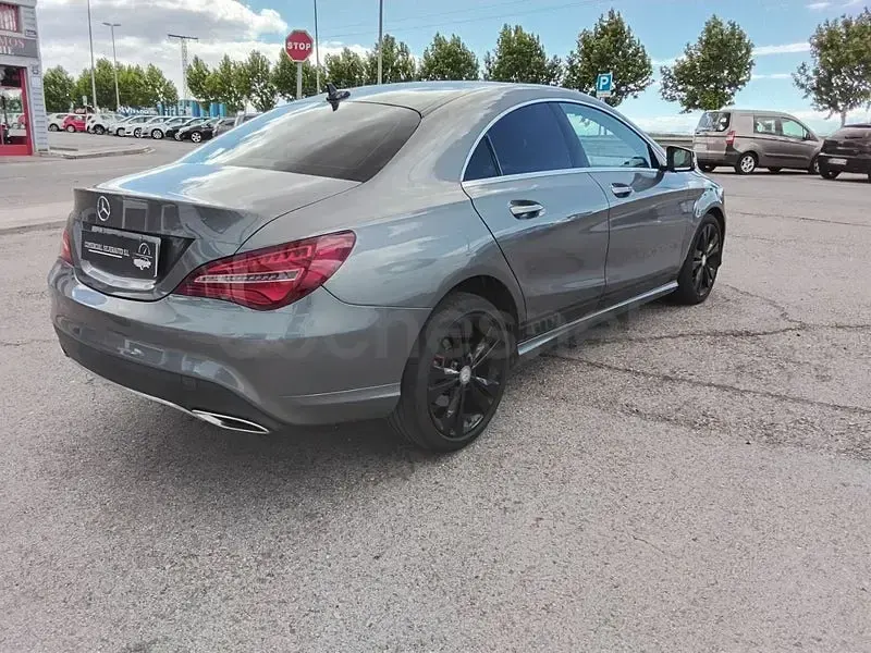 Usado Mercedes CLA200 136 CV (100 kW) 2017 Gris / plata Coupe
