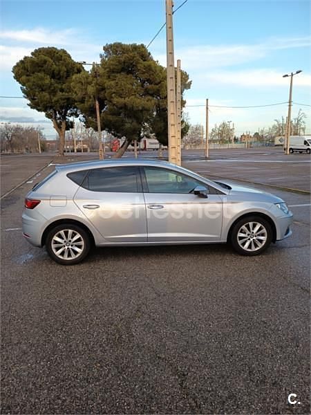 Usado Seat Leon Style 110 CV (80 kW) 2018 Gris / plata Berlina