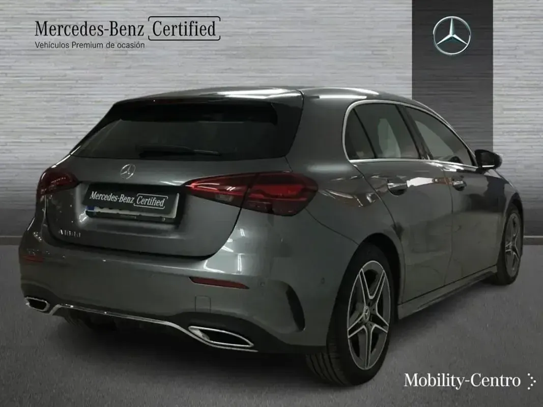 Usado Mercedes A180 AMG line 116 CV (85 kW) 2024 Gris montaña Berlina
