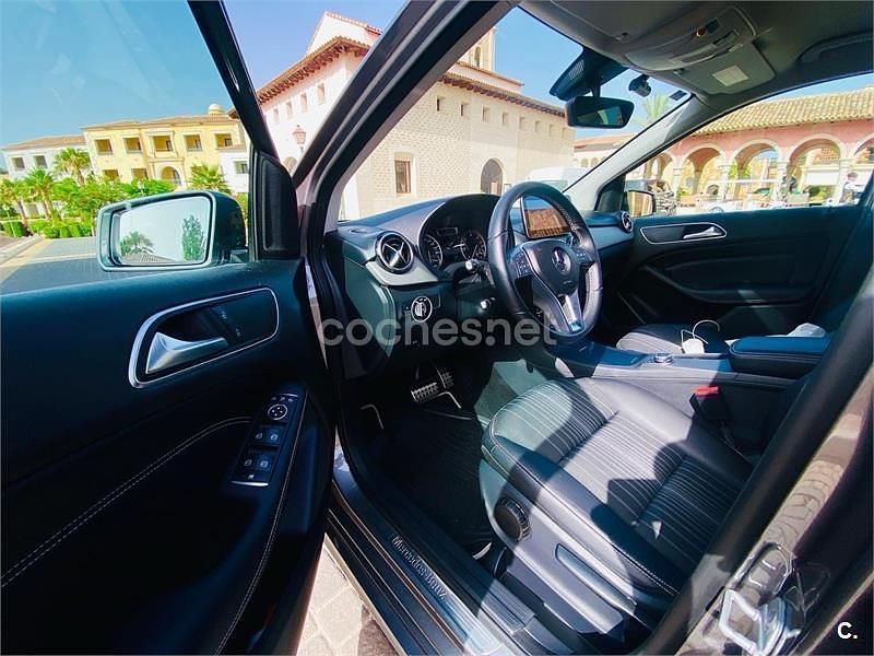 Usado Mercedes B180 109 CV (80 kW) 2013 Gris / plata Monovolumen
