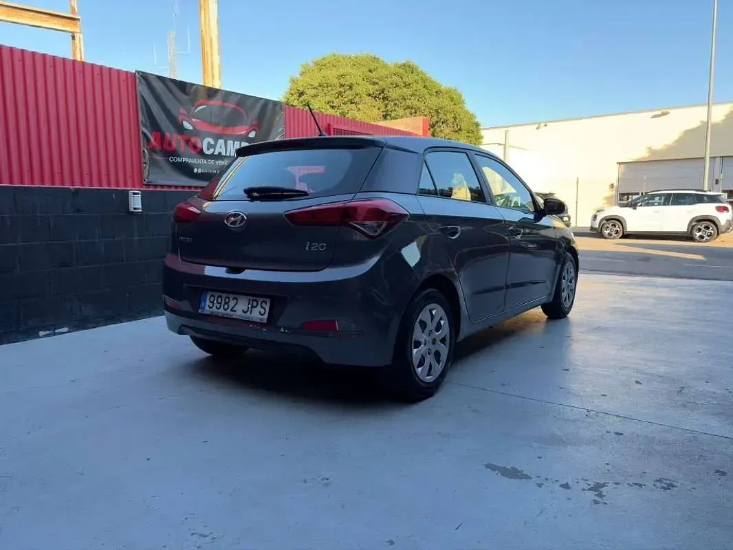 Usado Hyundai i20 75 CV (55 kW) 2016 Gris Utilitario