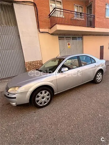 Usado Ford Mondeo Trend 115 CV (84 kW) 2006 Gris / plata Berlina