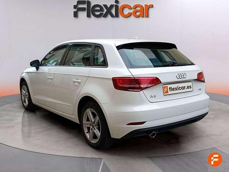 Usado Audi A3 Attraction 105 CV (77 kW) 2016 Blanco Utilitario