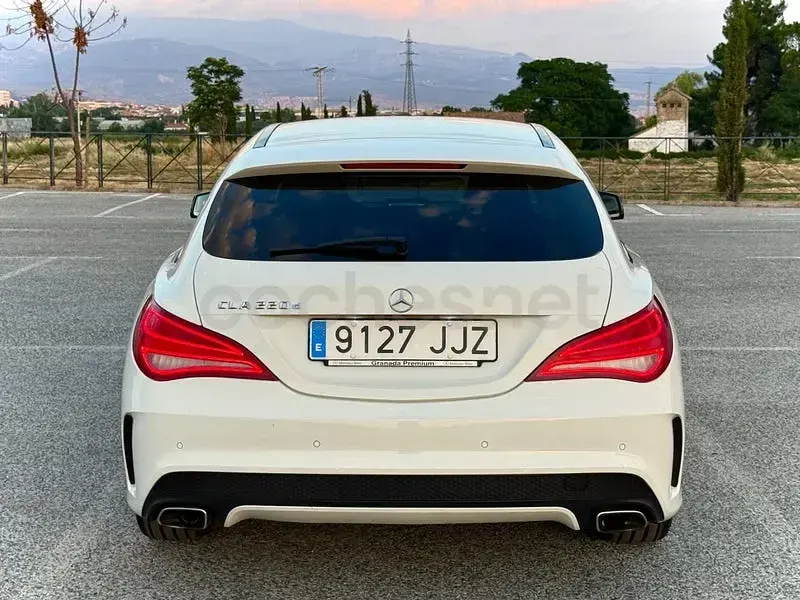 Usado Mercedes CLA220 Shooting Brake AMG line 177 CV (130 kW) 2015 Blanco Familiar