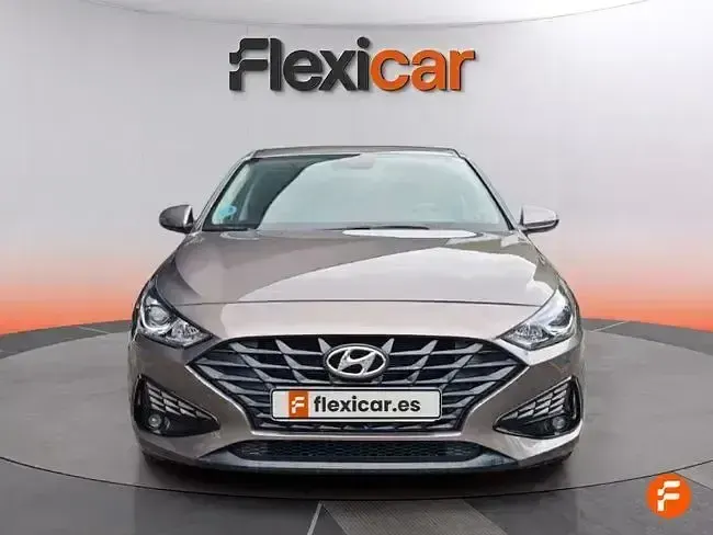 Usado Hyundai i30 120 CV (88 kW) 2022 Marrón Berlina