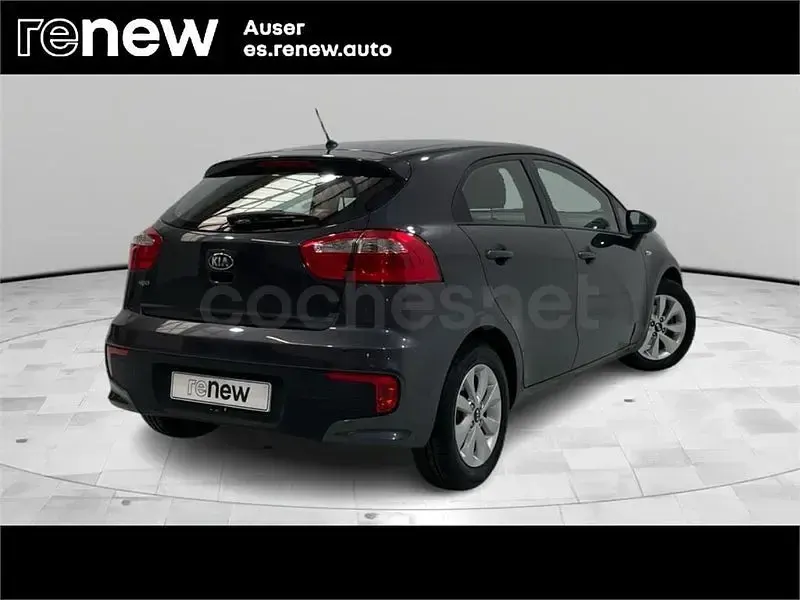 Usado Kia Rio 84 CV (61 kW) 2017 Gris / plata Berlina