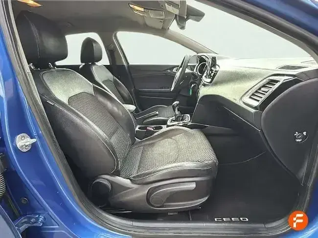 Usado Kia Ceed 140 CV (102 kW) 2019 Azul Utilitario