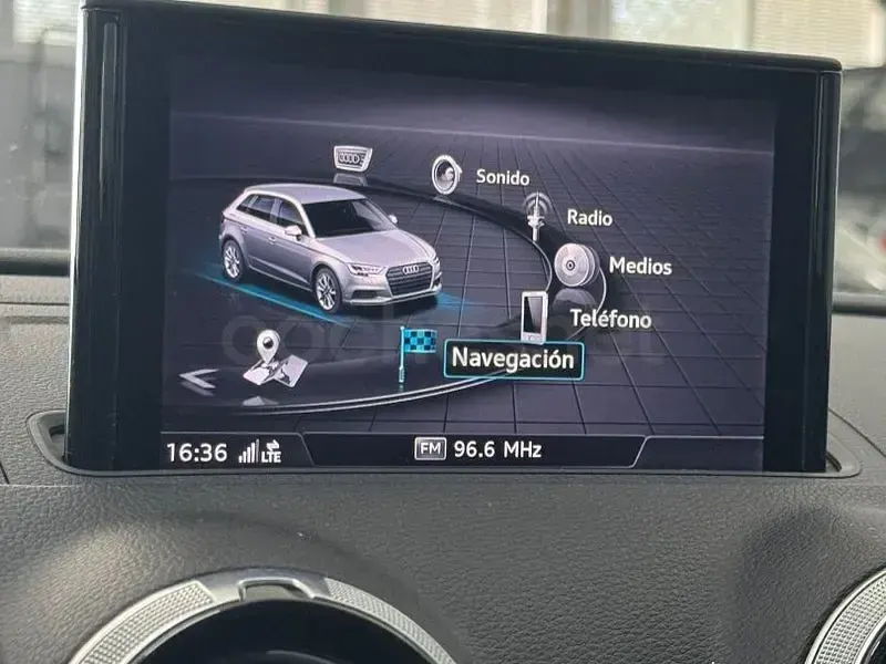 Usado Audi A3 116 CV (85 kW) 2019 Gris / plata Berlina