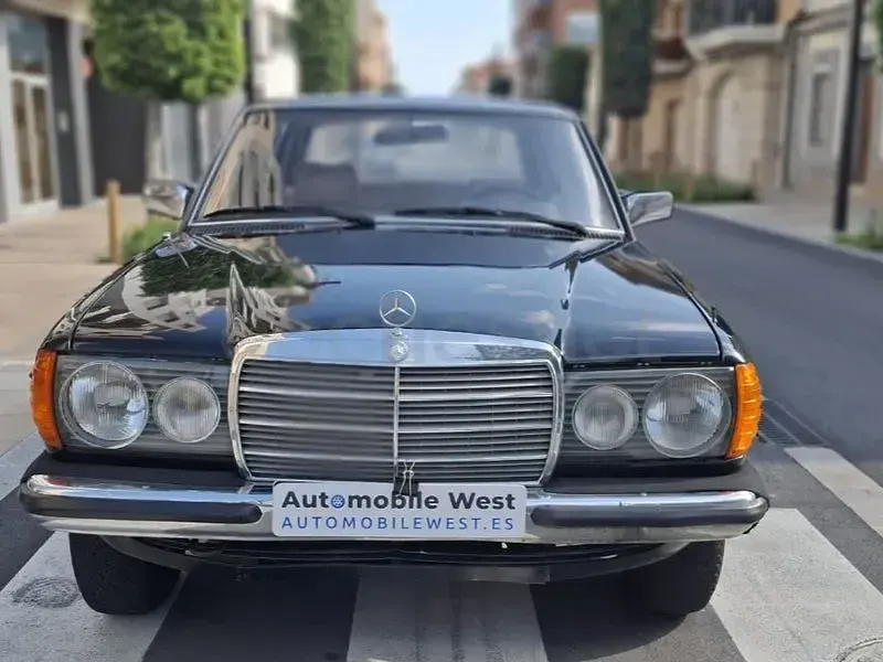 Usado Mercedes 200 75 CV (55 kW) 1981 Negro Berlina