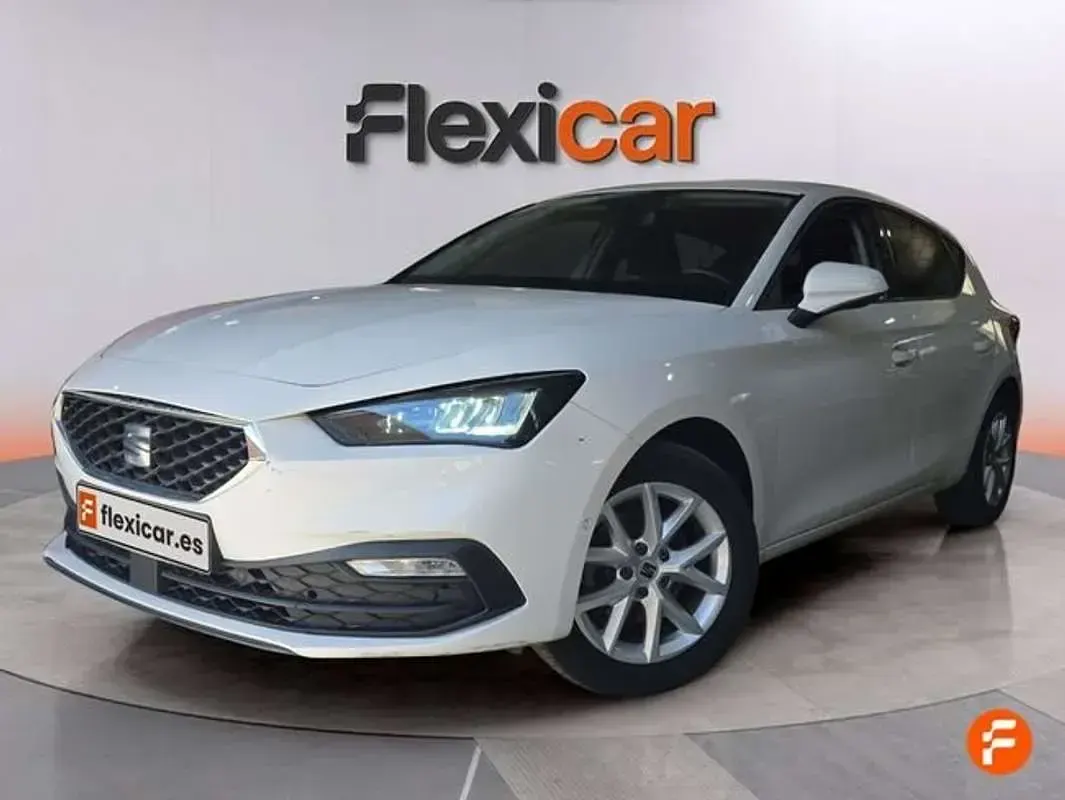 Używany Seat Leon Style 131 KM (96 kW) 2023 Biały Hatchback