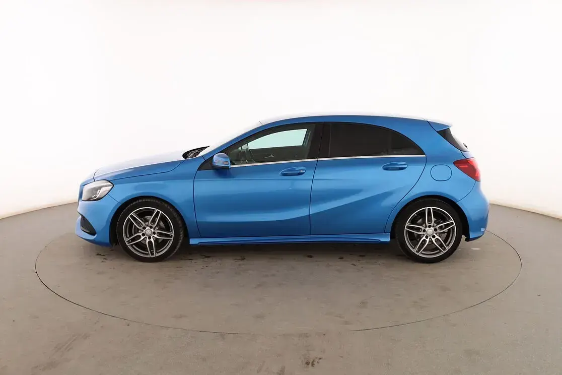 Usado Mercedes A180 AMG line 110 CV (80 kW) 2016 Azul Utilitario