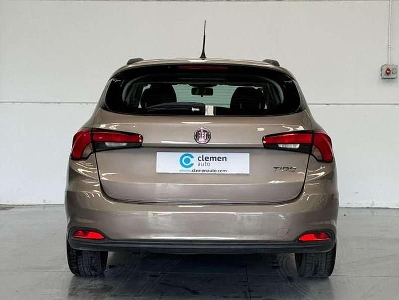 Usado Fiat Tipo Lounge 95 HP (69 kW) 2018 Bege Carrinha