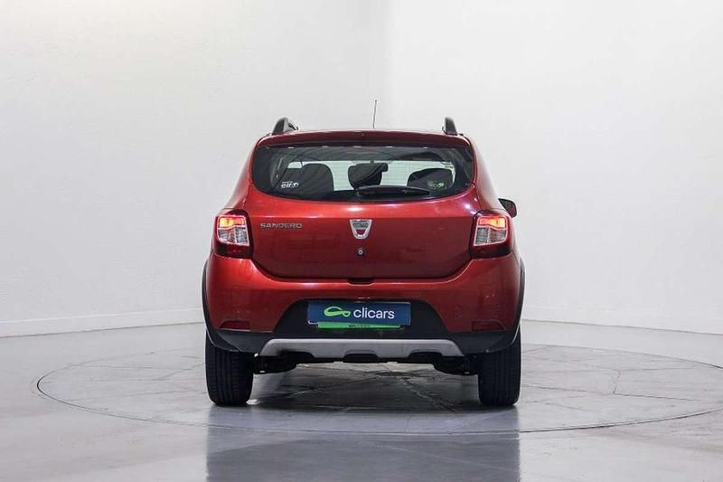 Usado Dacia Sandero Stepway 90 CV (66 kW) 2015 Rojo Utilitario