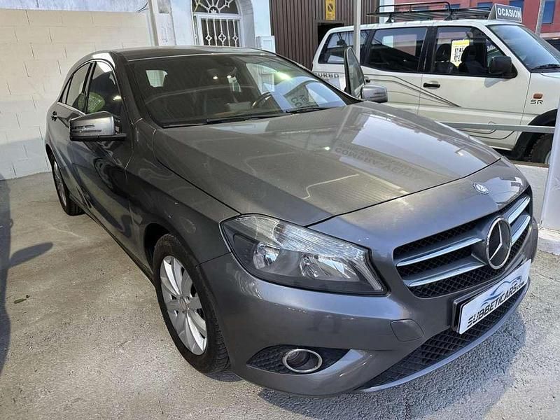 Usado Mercedes A180 AMG line 122 CV (89 kW) 2013 Plateado Utilitario